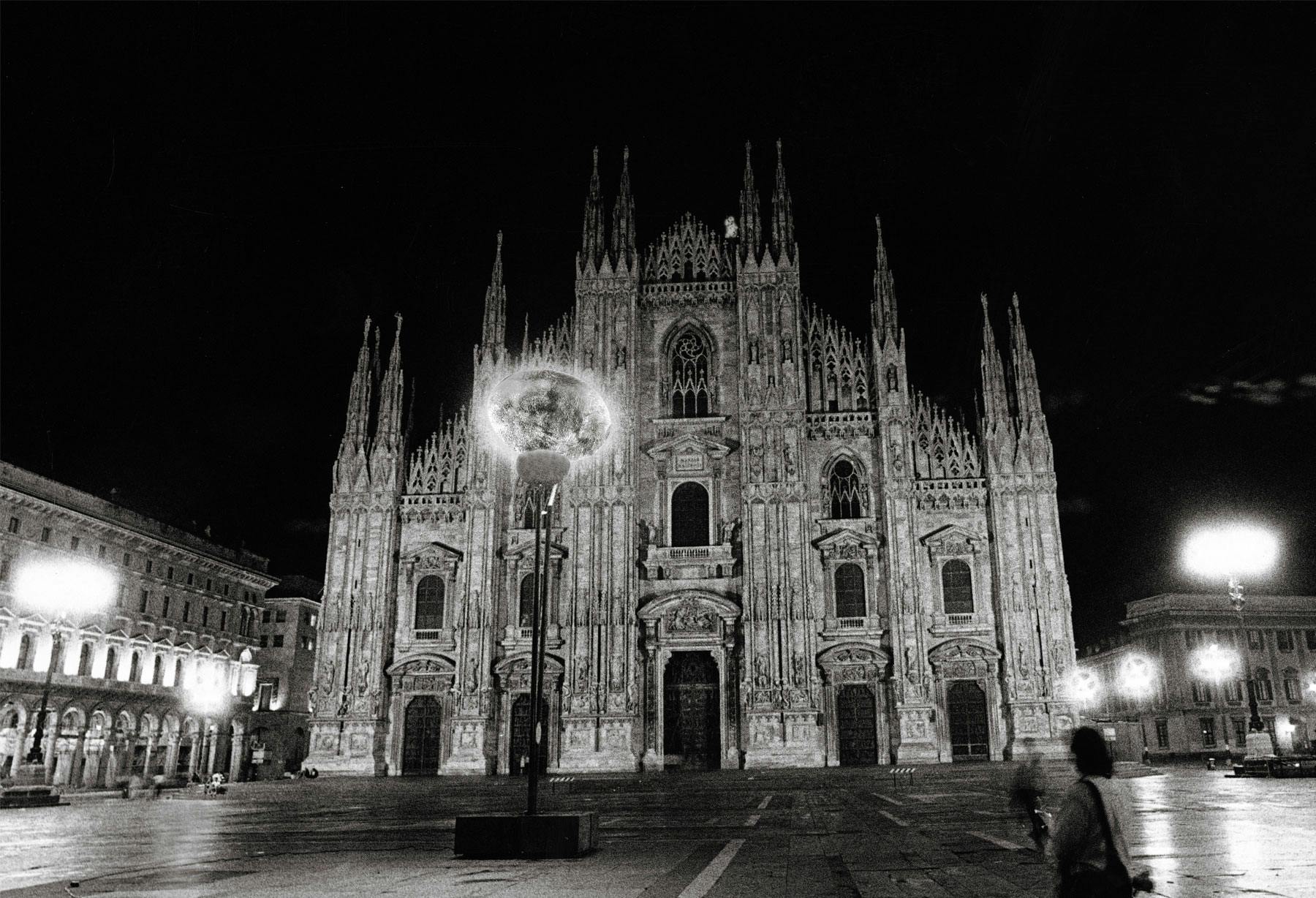 <p>Milano, Piazza Duomo: installazione di “O Sole mio gigante”</p>

