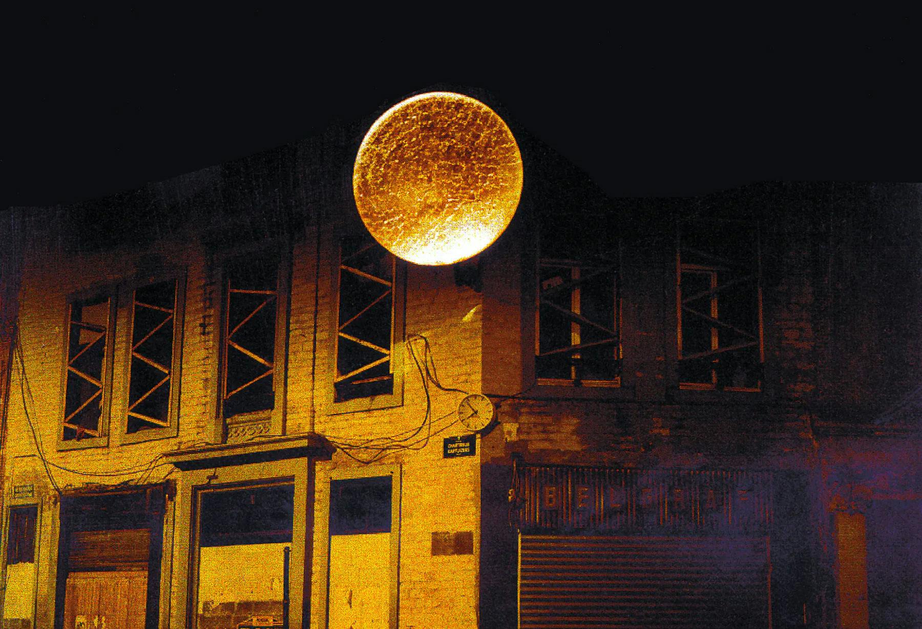 <p>A Bruxelles, in Rue des Chartreux, viene allestita la prima “Luna Piena” gigante di 2,5 metri di diametro, rivestita in foglia color oro. Sempre a Bruxelles, viene installato un “Albero della Luce” a fibra ottica, di 5 metri di altezza e con 50 fasci di luce.</p>
