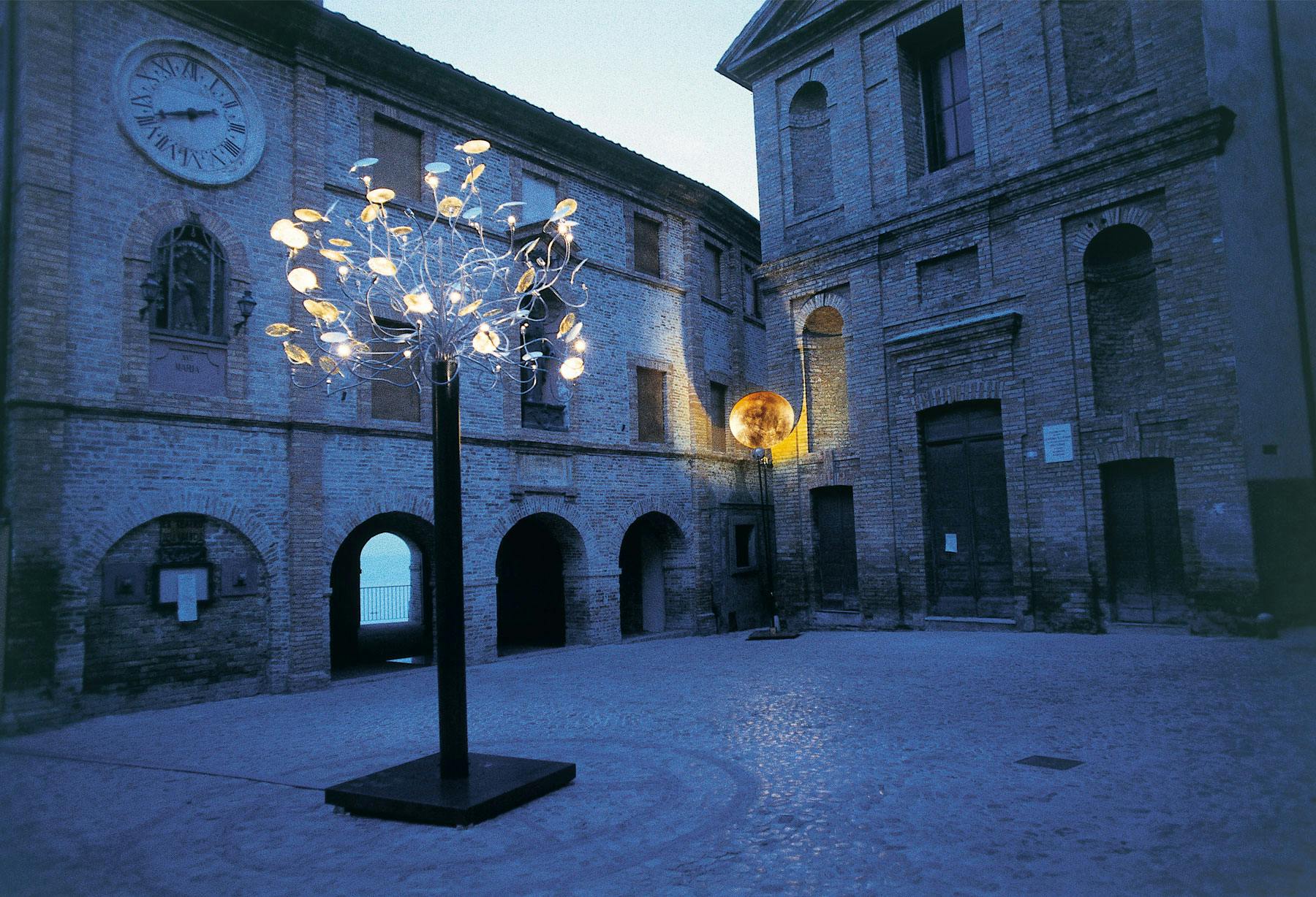 <p>Ascoli Piceno, Grottammare, Piazza Peretti: installazione “Albero della Luce d&#8217;Oro” e “O Sole mio” gigante</p>
