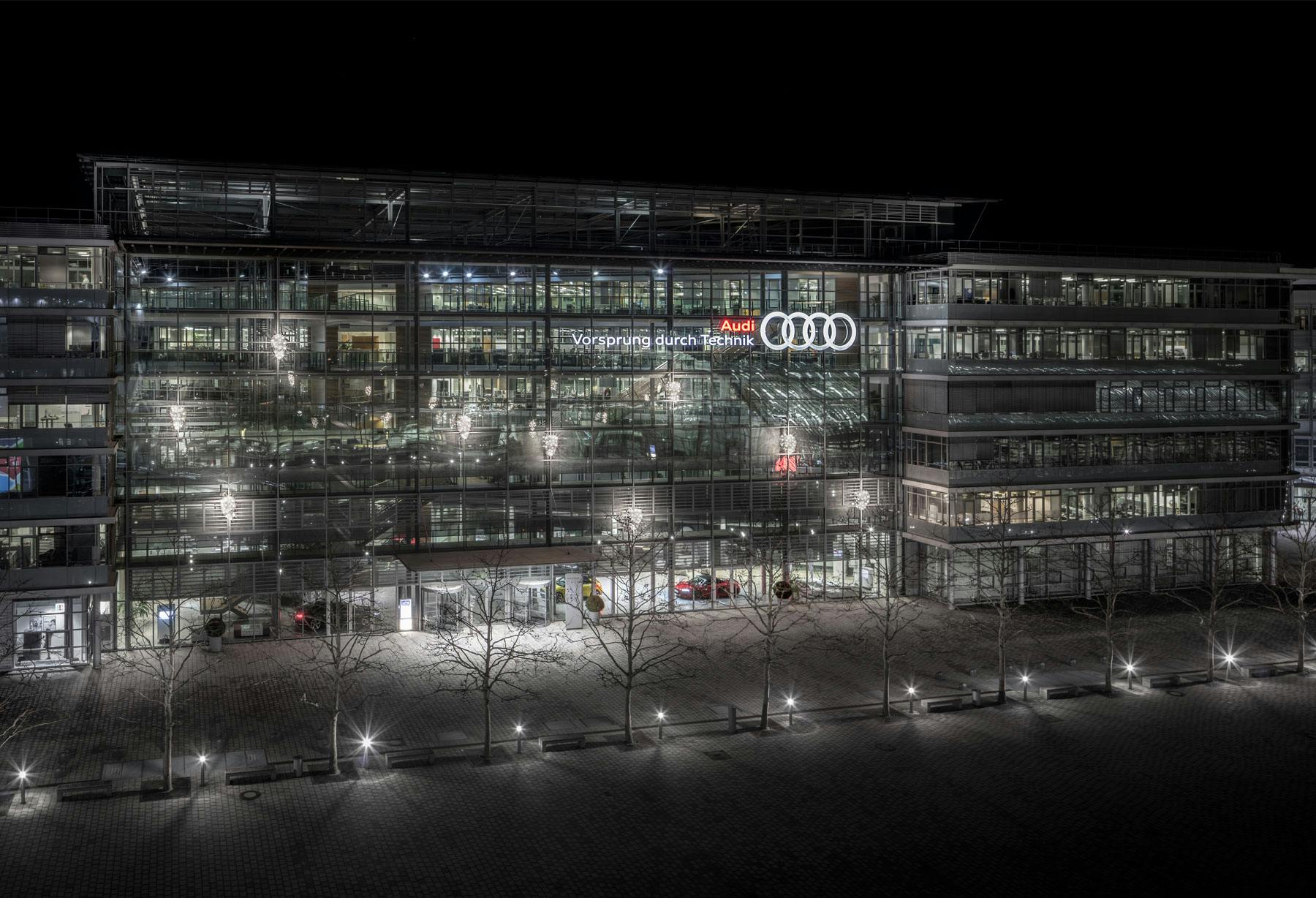 <p>Germania &#8211; Ingolstadt, Audi Forum: installazione outdoor di Fil de Fer Cascata</p>
